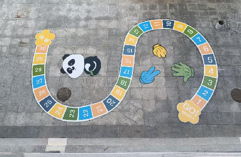  三台地面游戏彩绘