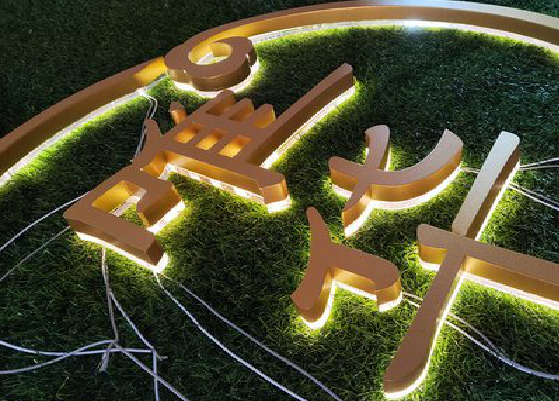  三台门头上的发光字你选对了吗？